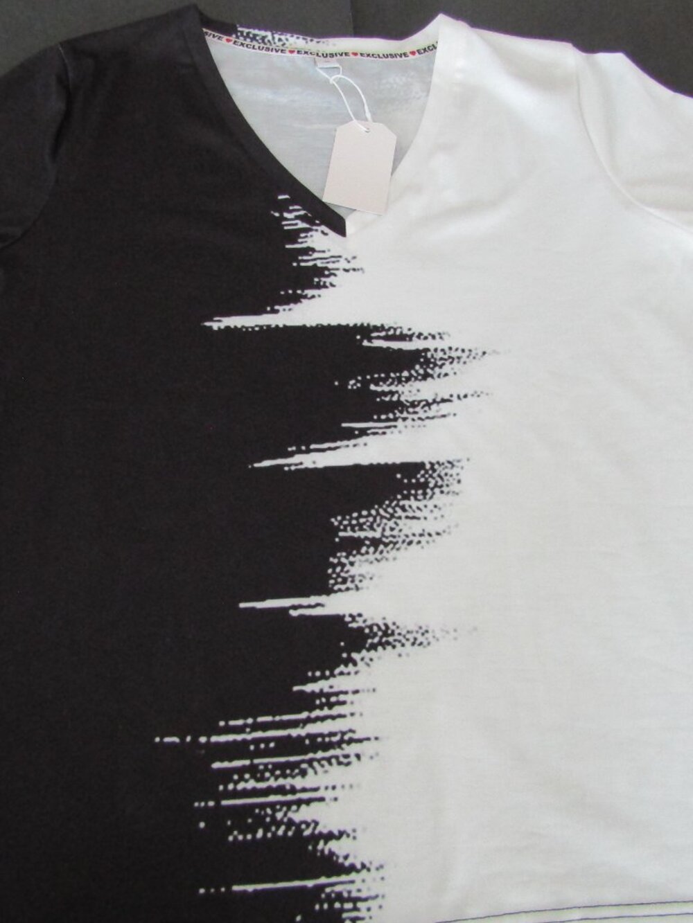 Exclusive brand lightweight Black/White modern print top, size M,  NWT,  (021)